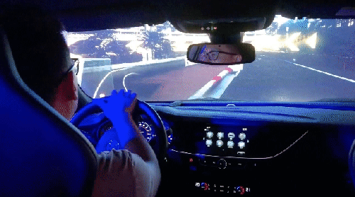 握紧方向盘,启动引擎,挂挡 车前方的屏幕还原赛道场景 加速,转向,漂移