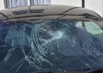 保险理赔:汽车玻璃被砸不赔付!交警:原因是你多