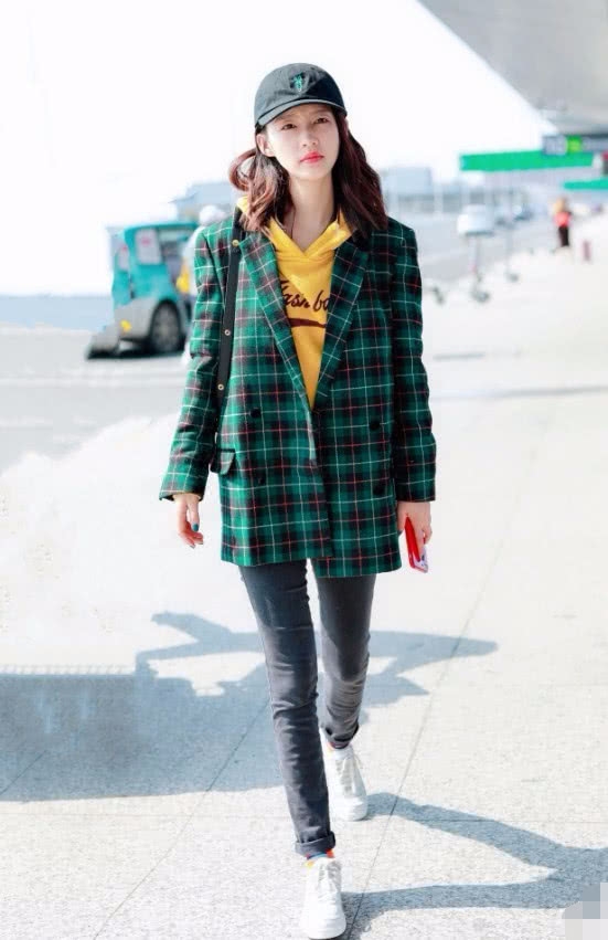 李沁的袜子太好看了,看着像副五颜六色的拼图