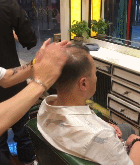 搞笑gif:孩子,你这保龄球的走位很诡异啊