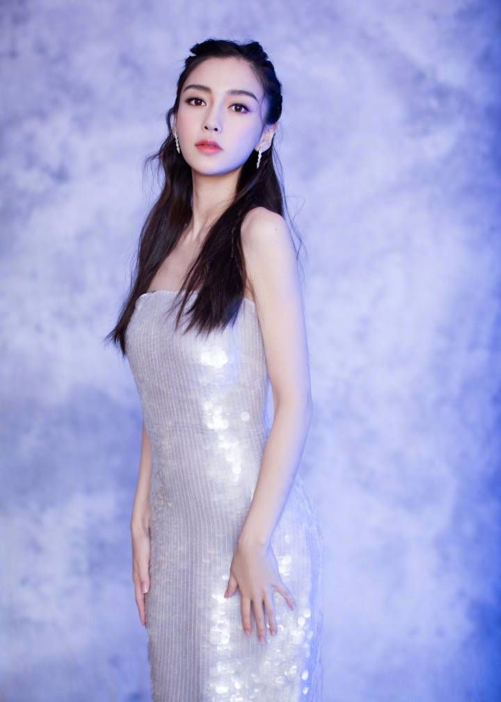 杨颖为了性感穿抹胸裙，可惜是个“太平公主”，网友忍不住想笑！