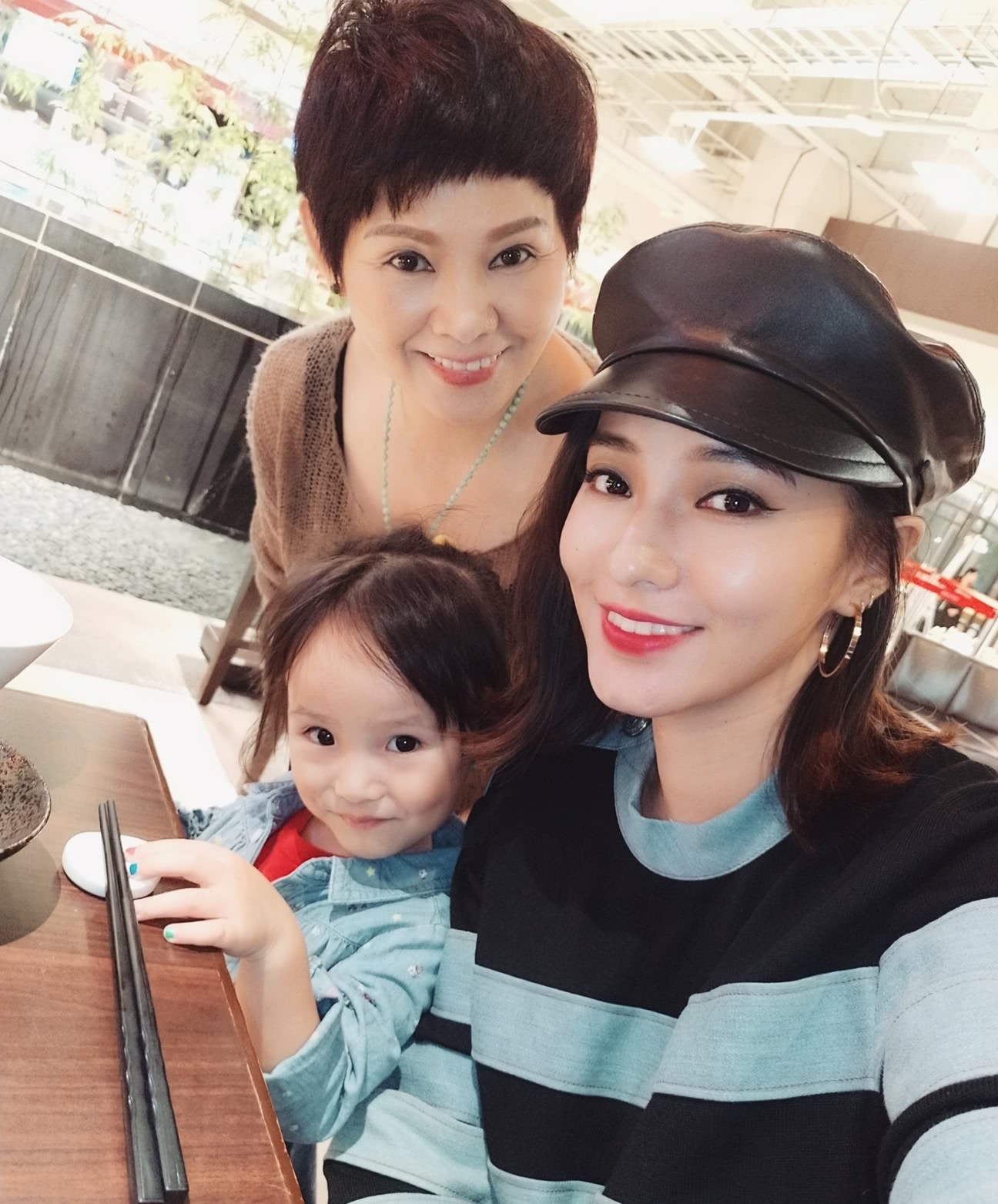 欧弟妻子晒女儿陪健身，郑云灿产后两月，双腿纤细，腹部无赘肉