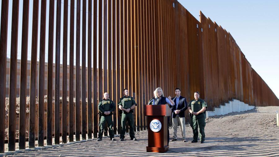 “特朗普总统边境墙”部分完工 新造型被美网友玩坏了