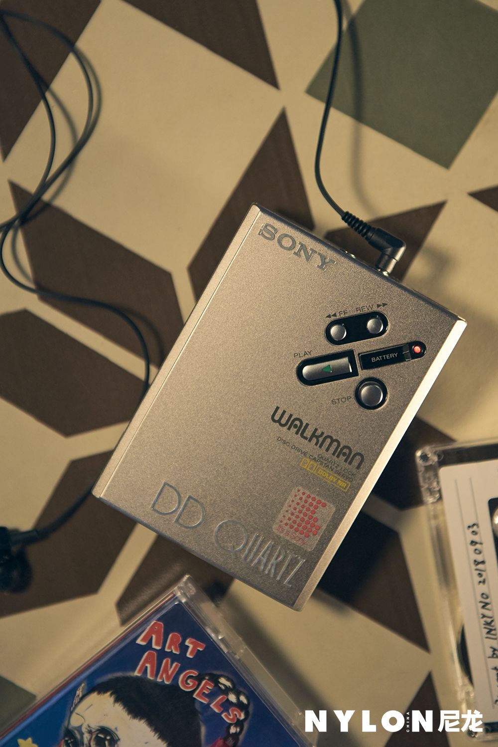 你的随身听借我一下。自己买去!