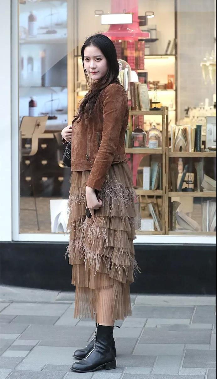 街拍沙滩:性感丰腴的美女搭配姿势长筒靴,姐姐性感4紧身图h身材图片