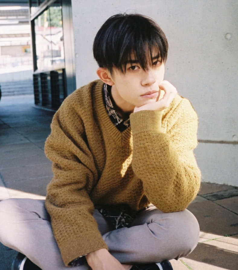 易烊千玺最新写真,被赞是日系男孩,最后一张网友看了引起不适!