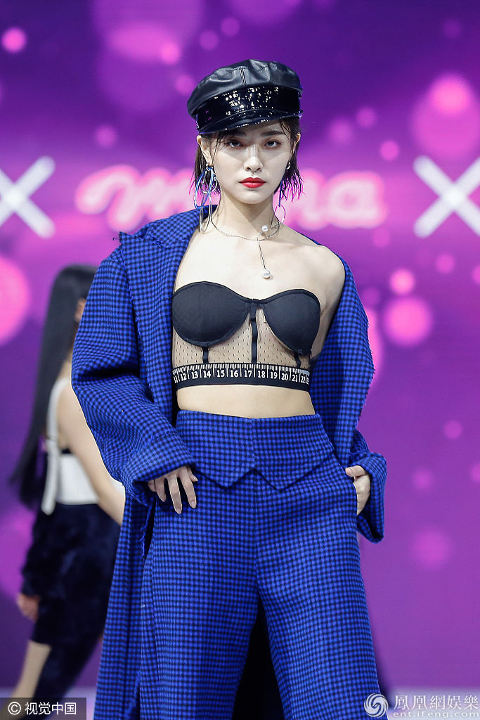 仙女来袭!SNH48年度风尚大典 冯薪朵戴皇冠、李艺彤甜美