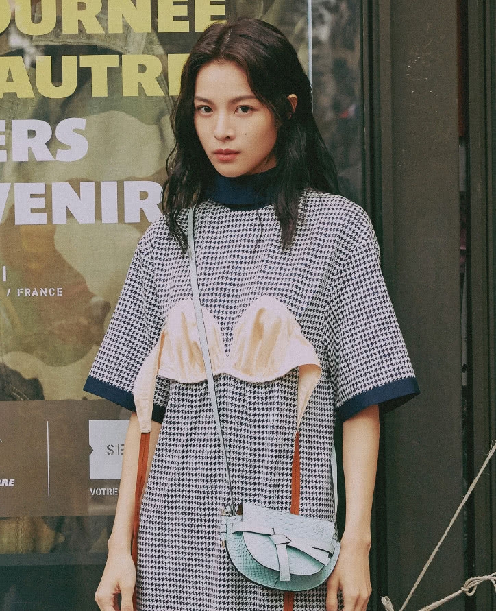 我只服钟楚曦,内衣外穿带子都懒得系了,下一秒掉下去就尴尬了!