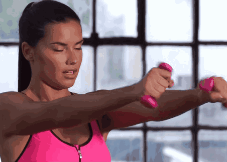 抖动双臂一分钟,增强肌肉密度,让手臂更紧致一些.