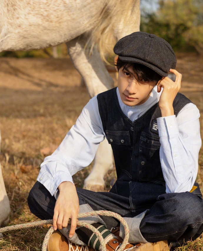 罗云熙终于长胖了,穿条纹西装化身帅气小马哥