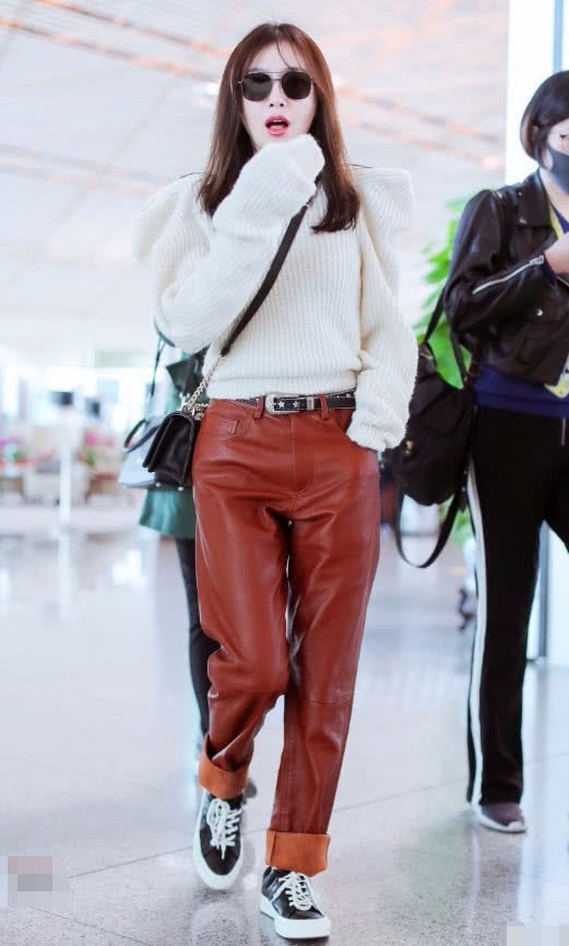 秦岚的毛衣厉害了,肩膀上竟自带两个小翅膀,