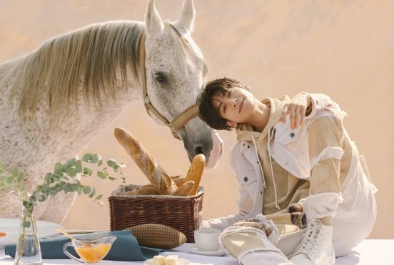 罗云熙终于长胖了,穿条纹西装化身帅气小马哥