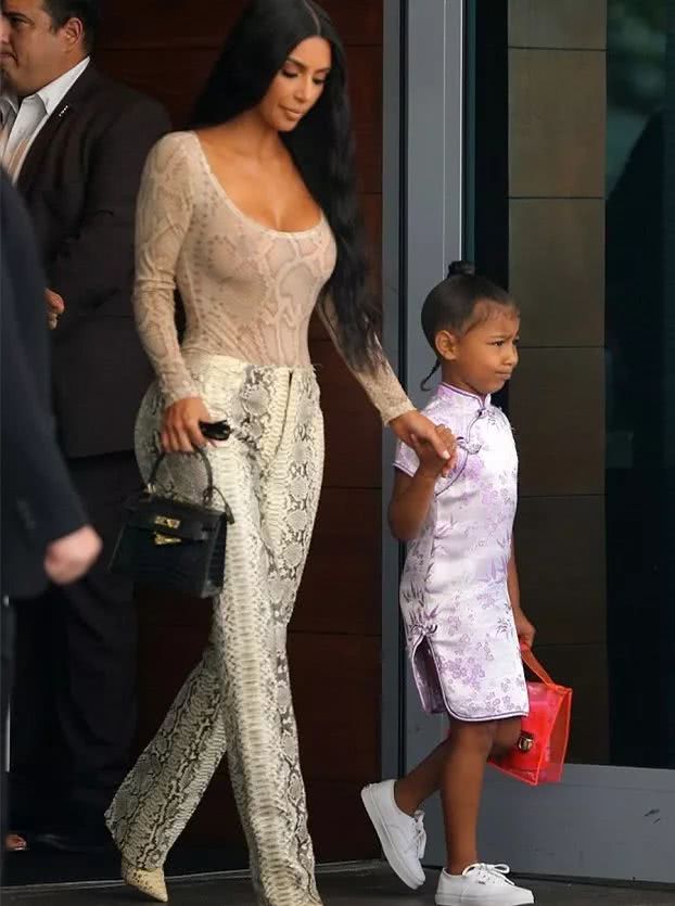 侃爷和金卡戴珊的第三个女儿叫 chicago west,因为芝加哥是侃爷从小