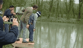 搞笑gif图:看看老外是怎么练铁档功的!好像失败了.