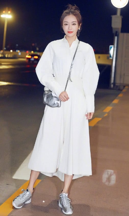 秦岚的毛衣厉害了,肩膀上竟自带两个小翅膀,