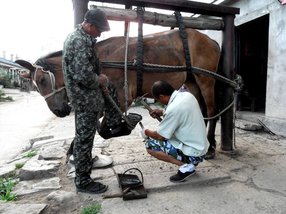 《天龙八部》里萧峰威震群雄的金马蹄铁竟与北宋灭亡有关?