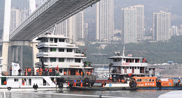 重庆坠江公交打捞设备到位：水下环境复杂 潜水难度大