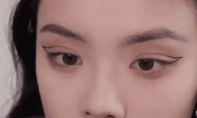 这样的小恶魔眼线是不是可爱又充满了小魅惑呢?在万圣节栽试吧!