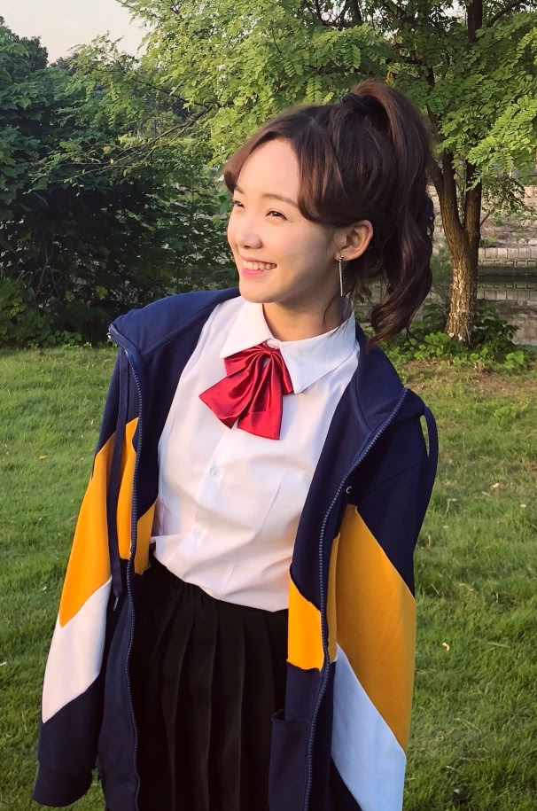 小白鞋别再搭小白袜了,学吕小雨配萝卜袜,秒