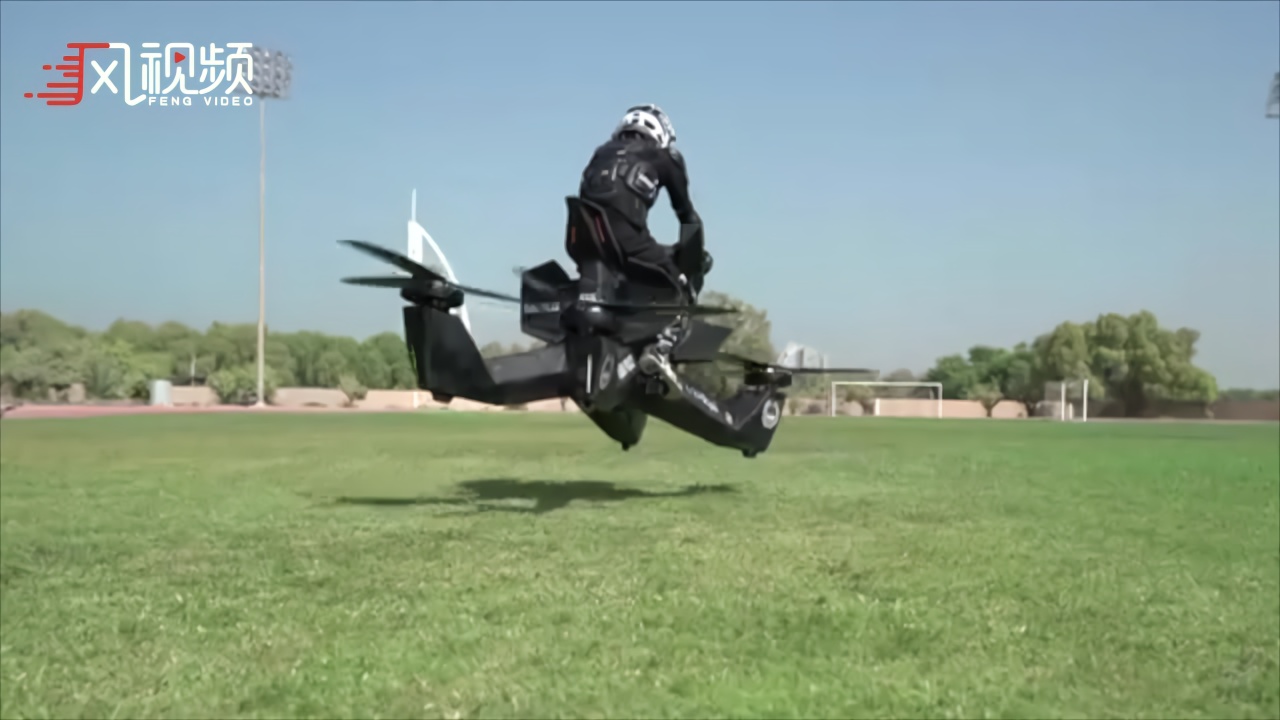 酷炫！迪拜警方学习驾驶飞行摩托 配四个螺旋桨百万一辆