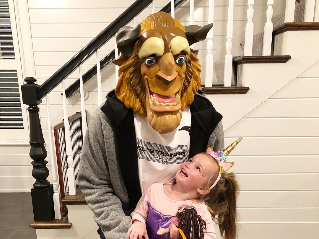 父女温馨！海沃德万圣节扮野兽