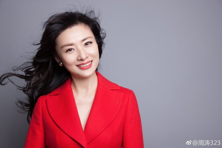 前央视一姐周涛晒自拍,瘦了不少,眼里的红血丝让人心疼