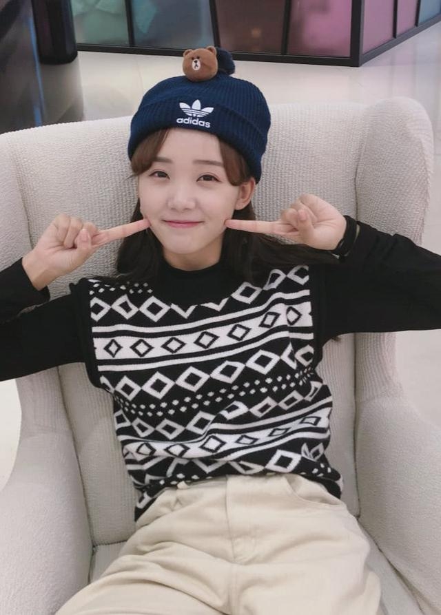 小白鞋别再搭小白袜了,学吕小雨配萝卜袜,秒