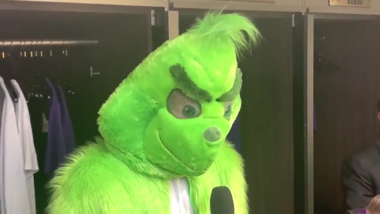 调皮不露脸！麦基穿万圣节装扮接受采访