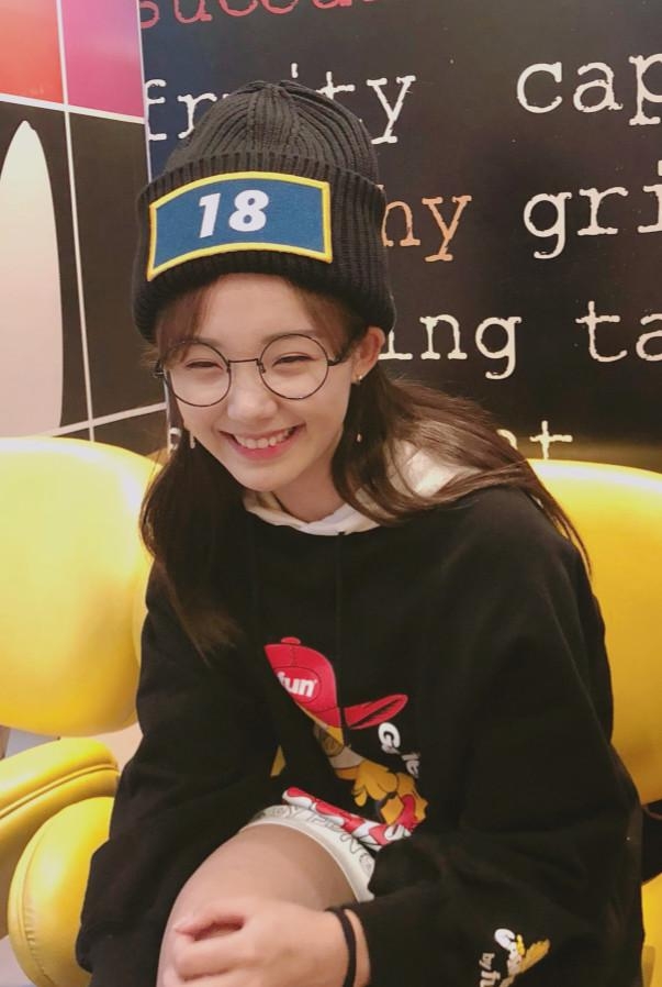 小白鞋别再搭小白袜了,学吕小雨配萝卜袜,秒