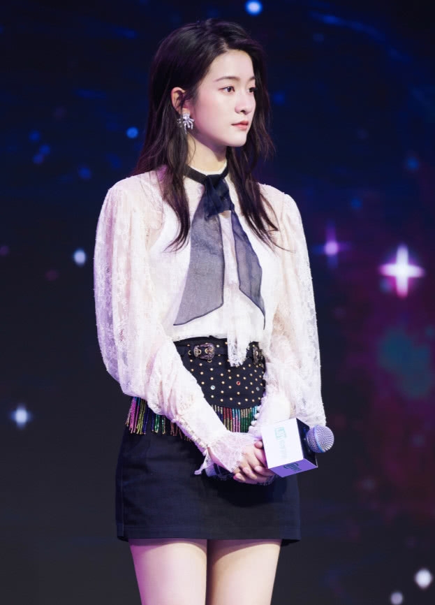 张雪迎真会玩,在裙子上放了几十根蜡烛,出乎