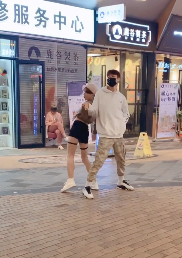 性感跳泫雅成名作,为了更大腿美女绑皮带,网一个想开店情趣用品我图片