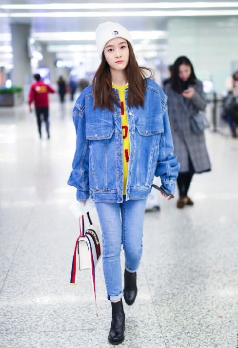 颜色艳丽不会穿?学李沁佟丽娅穿鲜艳内搭,轻松