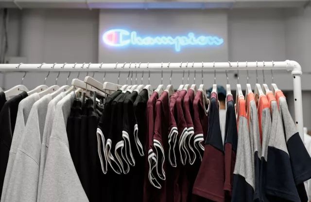 Topshop关闭天猫旗舰店或退出中国市场；宜家1.9亿美元入股快时尚H&M；加拿大鹅收购鞋履品牌
