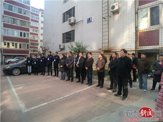 承德市兴业花园小区旧楼家装电梯吊装成功 20