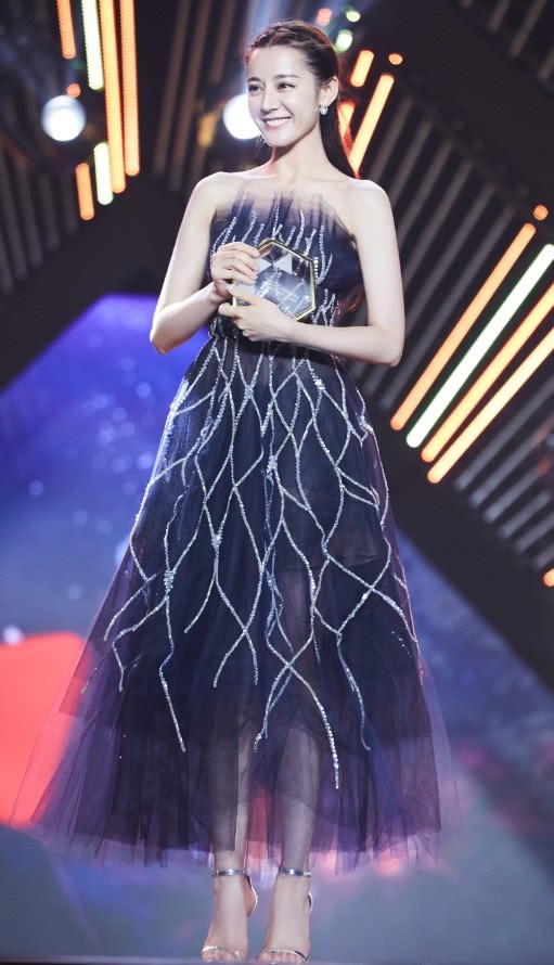 迪丽热巴真有钱,那么贵重的项链缝了20条在裙