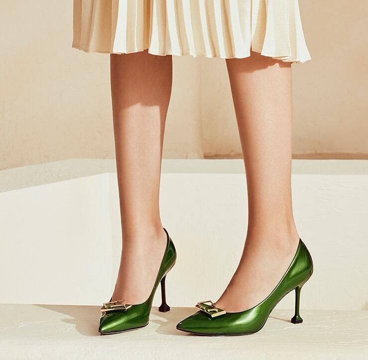 轻奢的尖头高跟鞋,修长的细高跟,展现女人优雅
