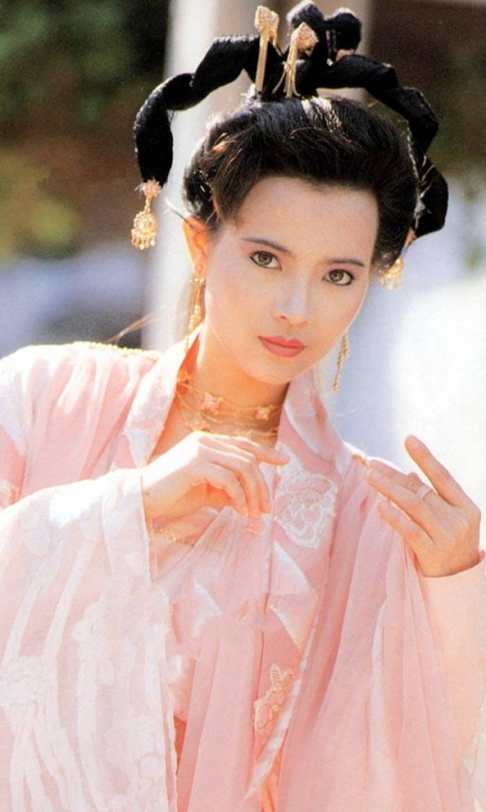 55岁蓝洁瑛暴毙家中，距上次视频曝光仅10个月，两任男友皆自杀