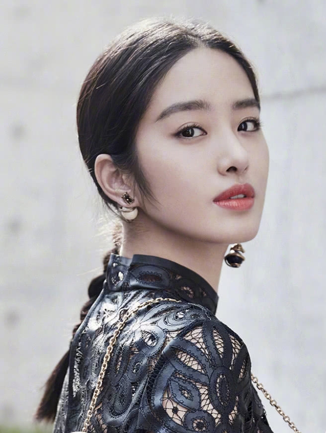 杨采钰不愧“芳华里的白莲花”,竟穿雨鞋去街拍,回头率百分百!