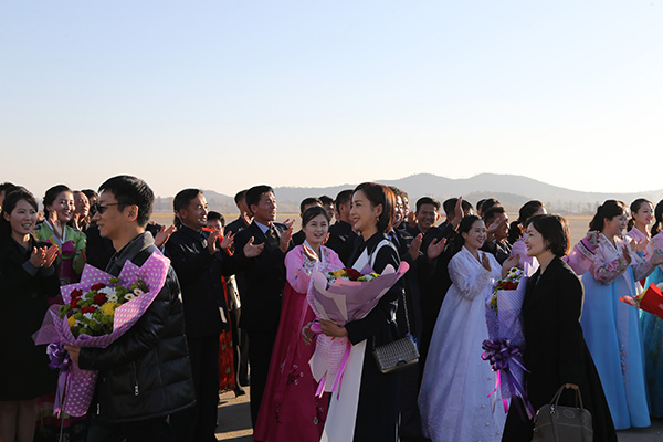 张国立佟丽娅等中国文艺工作者代表团抵达朝鲜访问