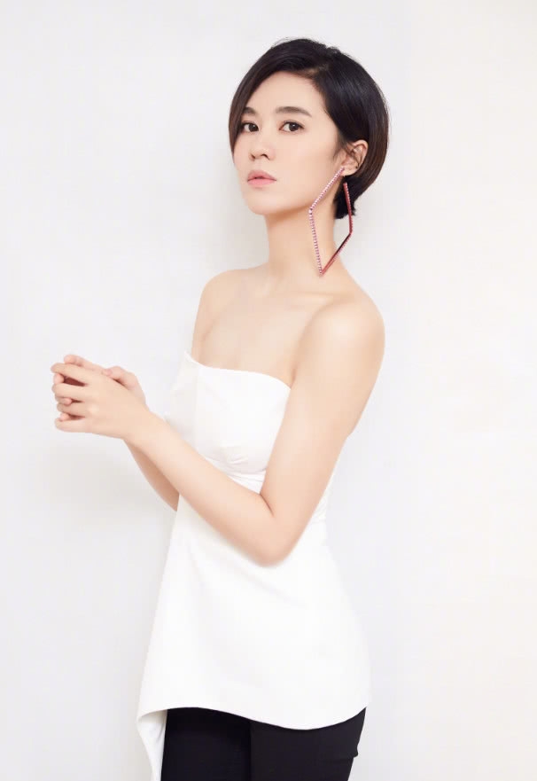 郁可唯这什么操作，一身简约穿搭优雅迷人，但这耳环不嫌重吗