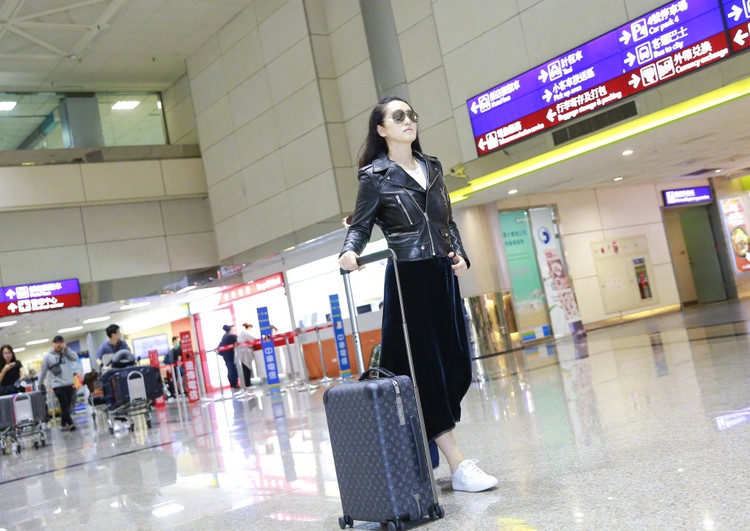 52岁巩俐亮相台湾桃园机场 皮肤白皙如少女