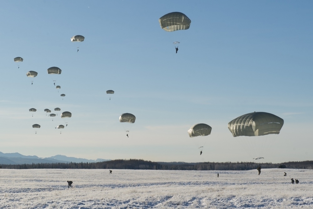 第25步兵师第4旅在阿拉斯加进行冬季空降演练