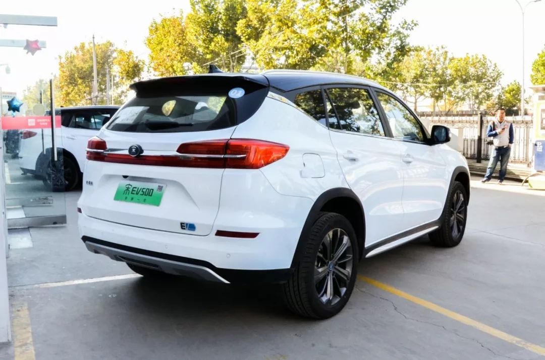 停车坐爱枫林晚 续航更长的比亚迪宋EV500能