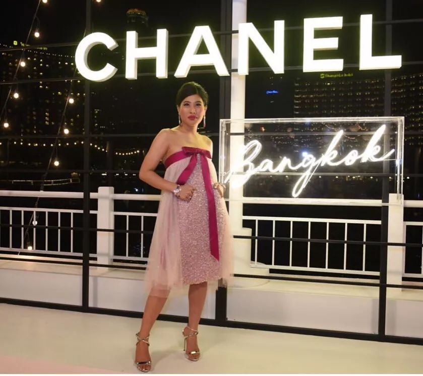 香奈儿大秀,为什么杂志主编看到她都跪下了?