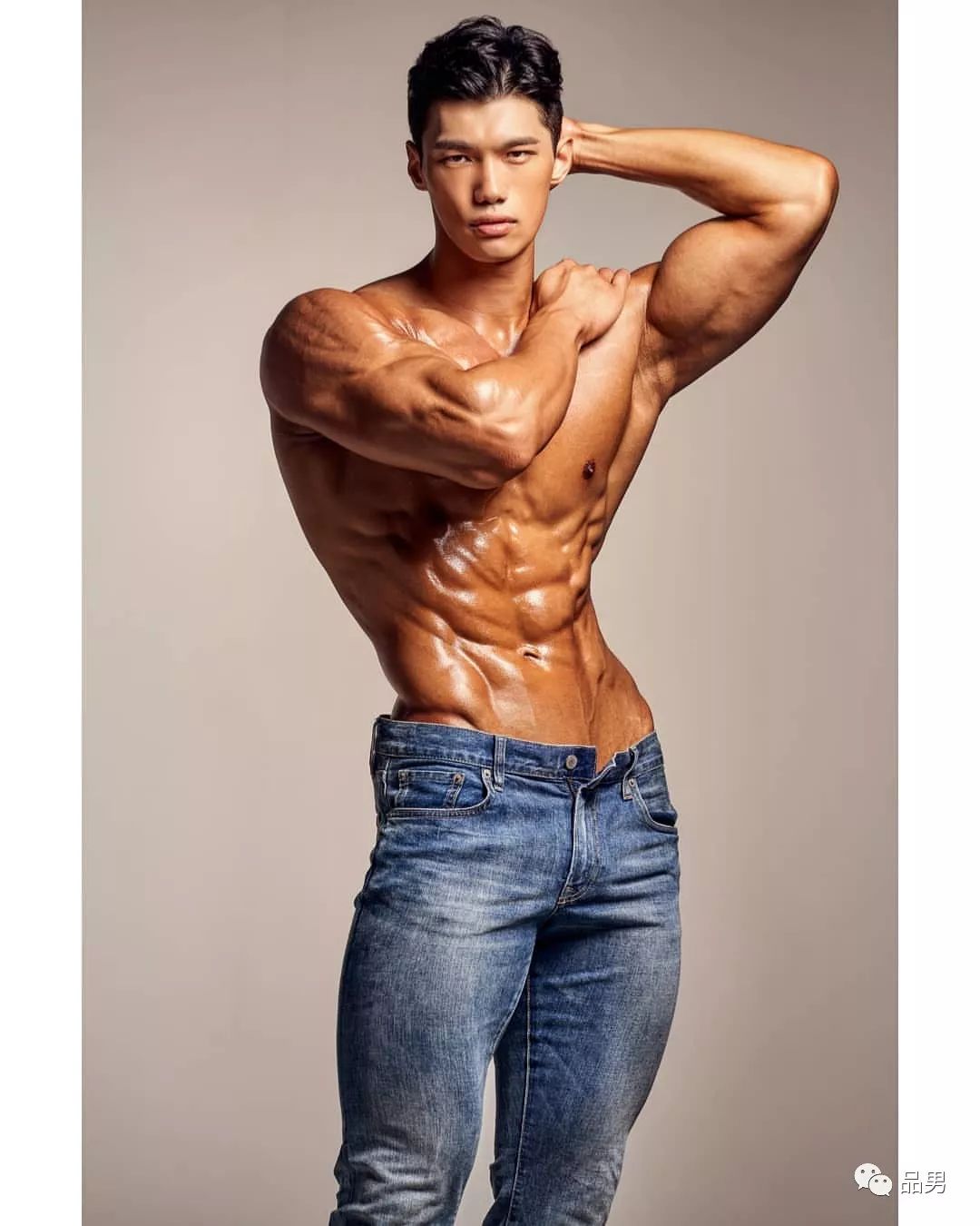 人鱼线OUT了，公狗腰才是男人的“毒药”!