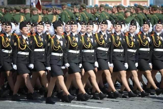 土耳其女兵穿着黑色西装,白色衬衣,还配带领带怎么看上去就像是职场上