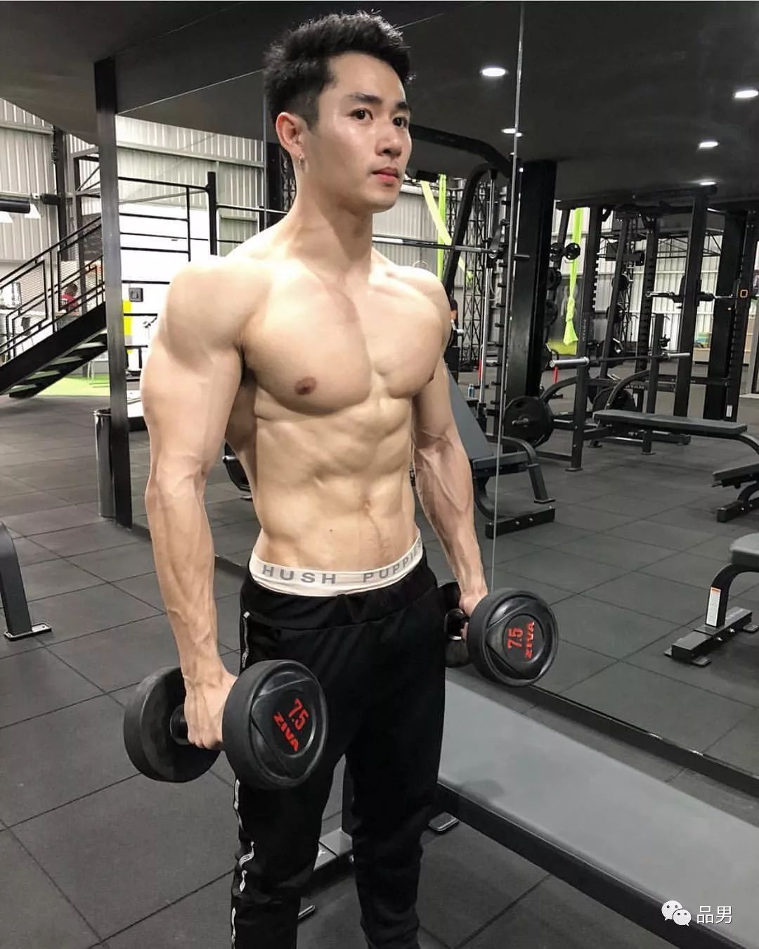 人鱼线OUT了，公狗腰才是男人的“毒药”!