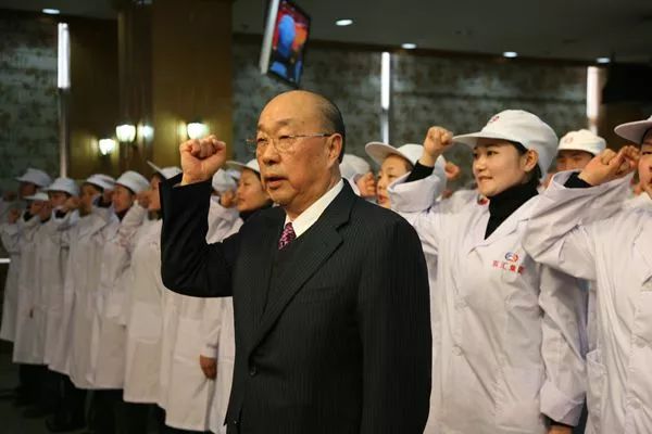 高中学历的他,靠把濒临破产的小厂做成全作文寒假高中大全图片