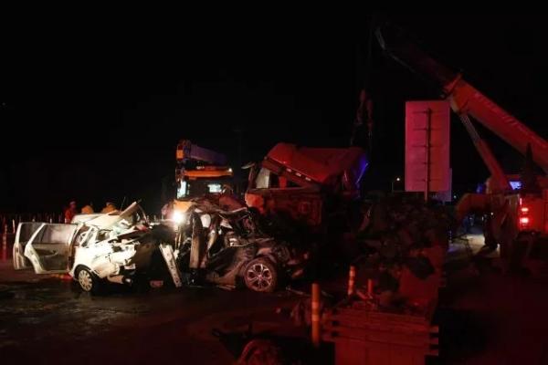 兰海高速交通事故 31辆车相撞已致15死44伤