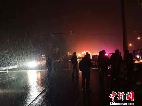 兰海高速交通事故已致14人遇难 现场下起小雨